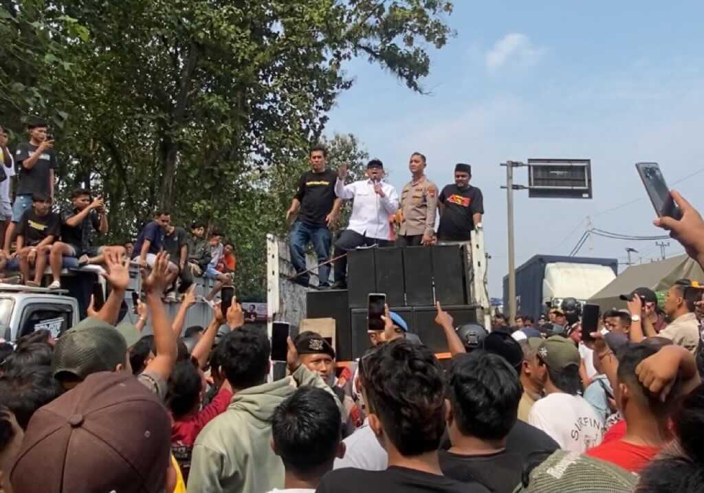 Bupati Faiz Turun Tangan Temui Ribuan Massa Aksi Tolak RUU ODOL