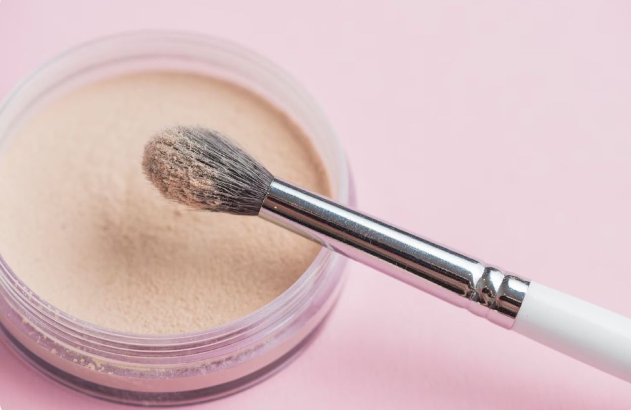 4 Bedak Tabur yang Bagus untuk Mengunci Makeup, Solusi Agar Riasan Tahan Lama 