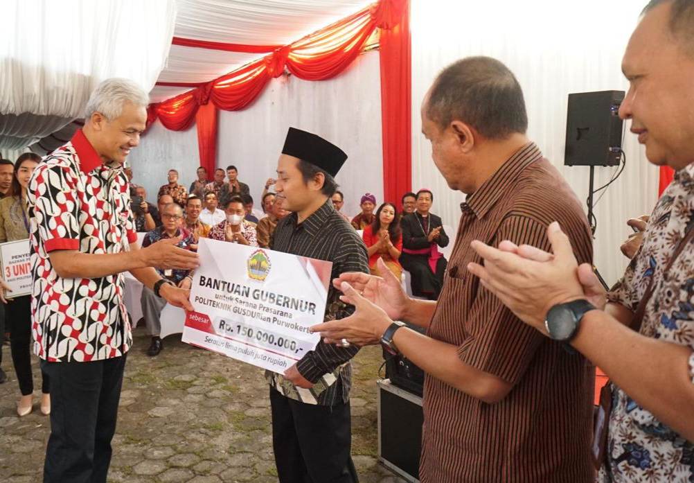 Serahkan Bantuan ke Politeknik Gusdurian, Ganjar : Ini Gotong Royong Wujudkan Pendidikan yang Baik