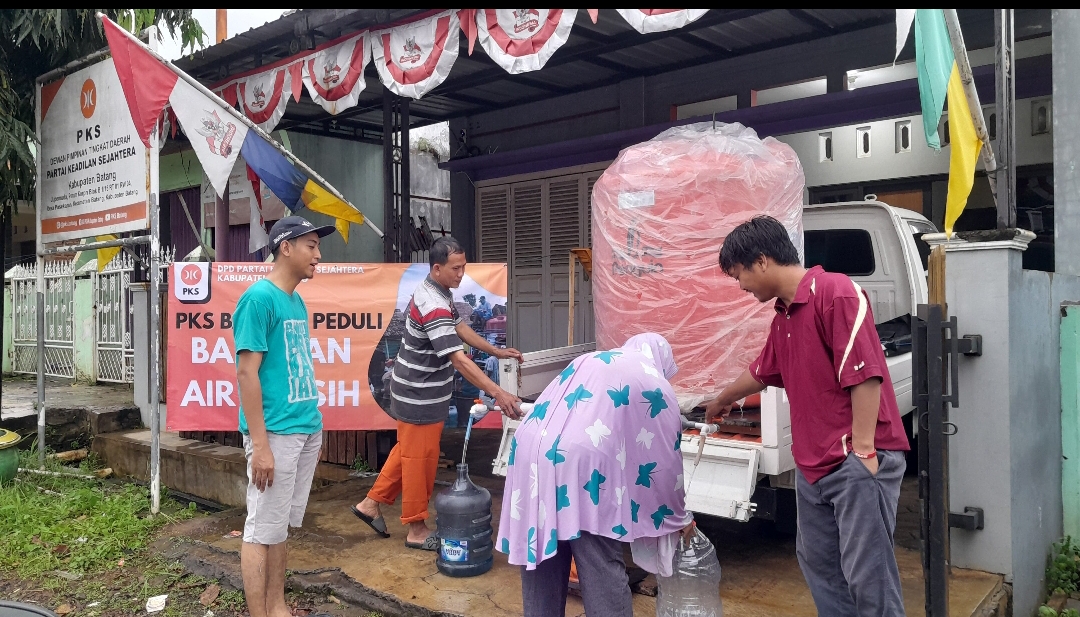 Air PDAM Mati, Bantuan 1.000 Liter Air Bersih dari PKS Batang Ludes Diserbu Masyarakat