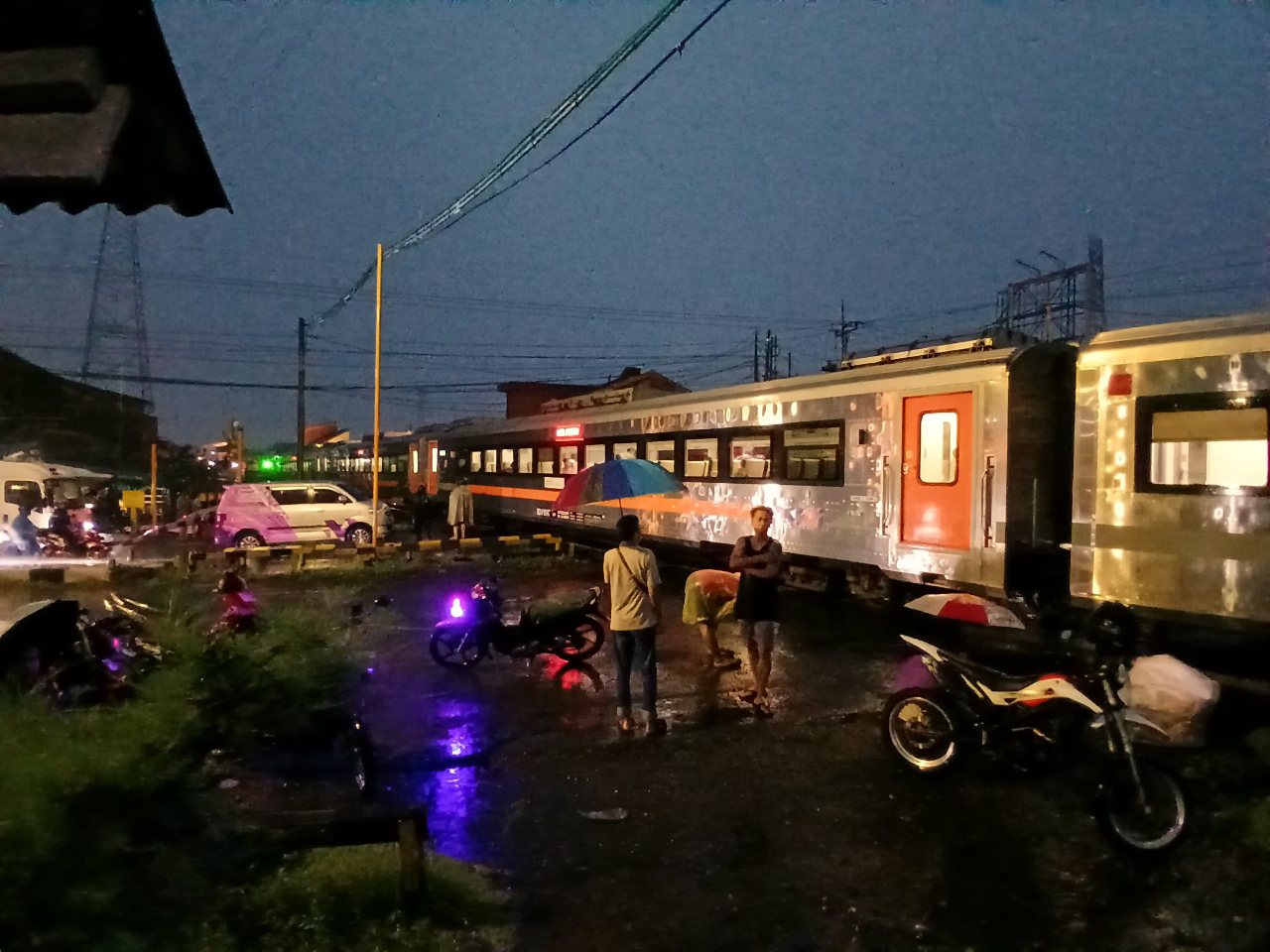KA Harina Tertemper Truk, KAI Daop 4 Semarang Lakukan Penanganan dan Normalisasi Jalur