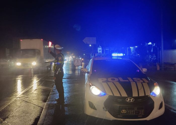 Hujan Tak Menyurutkan Petugas Satlantas Polres Pekalongan Lakukan Patroli Malam di Jalur Pantura