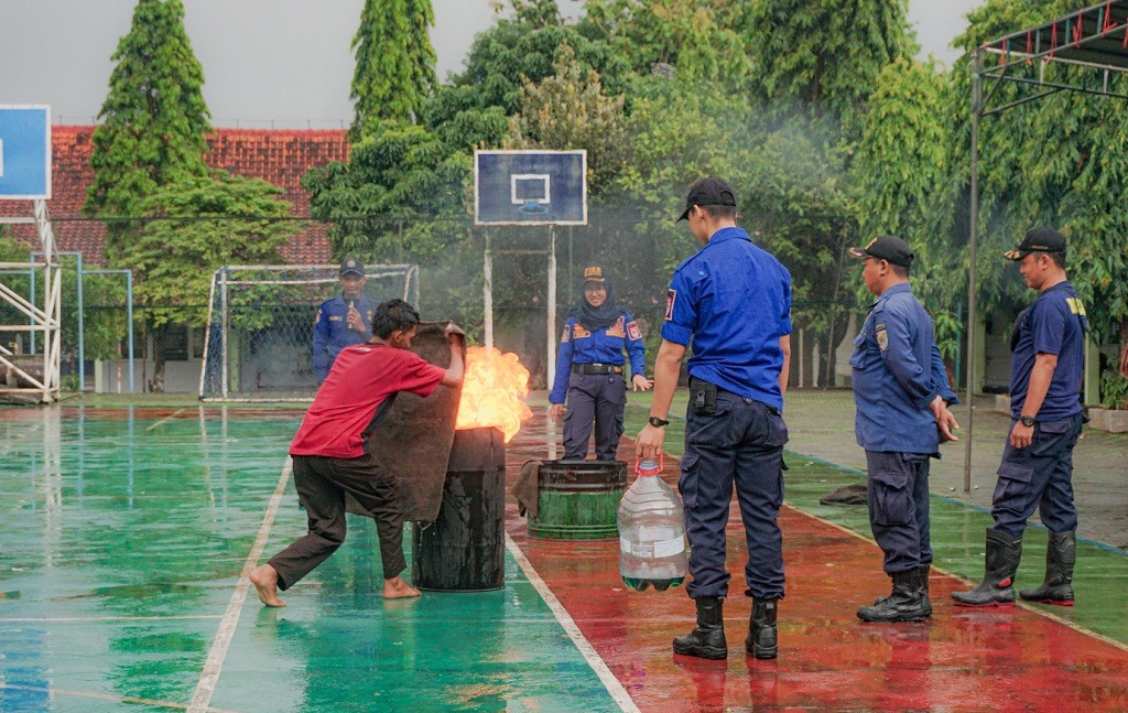 Meski Diguyur Hujan, Siswa SMAN 1 Subah Antusias Belajar Simulasi Kebakaran 