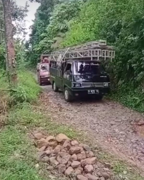 Puluhan Tahun Jalan Mendolo di Lebakbarang Rusak