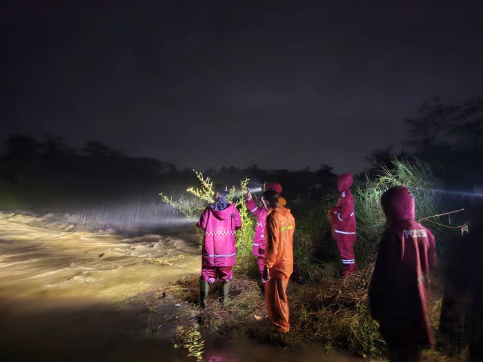 3 Pemancing Diduga Hanyut di Sungai Langkap Pekalongan, Petugas Gabungan Lakukan Pencarian saat Hujan Lebat