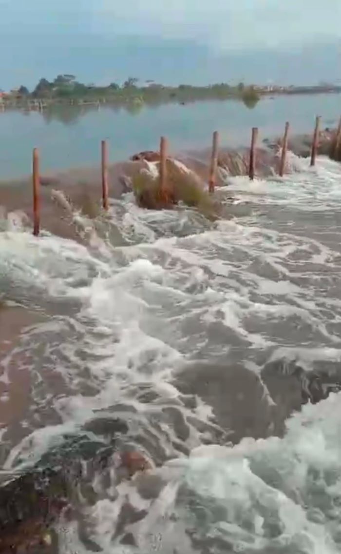 Tanggul Sungai Kapidodo Limpas, Desa Depok dan Blacanan Banjir Rob