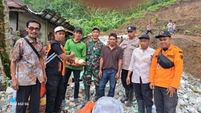 Polsek Kandangserang Dampingi Dinsos Kabupaten Pekalongan Beri Bantuan Korban Longsor di Desa Bodas