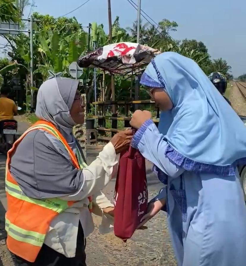 SD Muhammadiyah 1 Pekajangan Berbagi Kebahagiaan, Apresiasi Pahlawan Jalur Rel