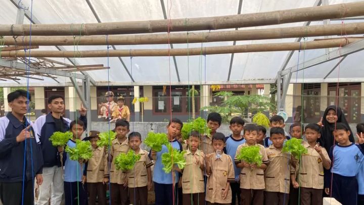 Ajarkan Siswa SDN 01 Purworejo Bertani