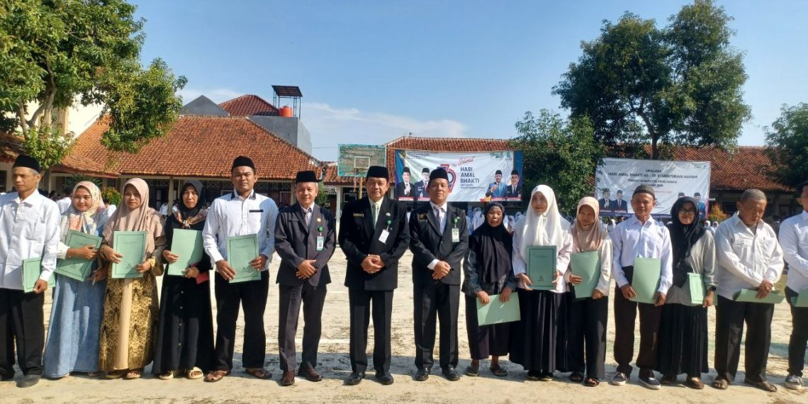 Pengelola Kantin Madrasah di Kabupaten Pekalongan Terima Sertifikat Halal dan Bantuan Modal Zakat Produktif