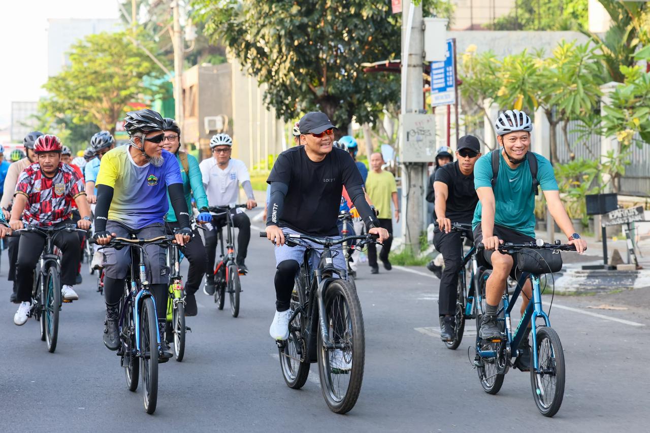 Hemat Energi, Gubernur Ahmad Luthfi Contohkan Berangkat ke Kantor Naik Sepeda