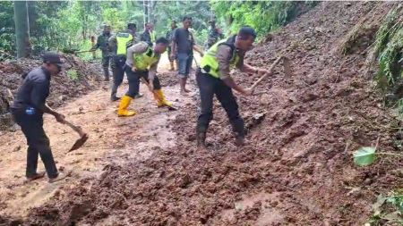 Jalur Karanganyar-Lebakbarang Tertutup Longsor, Longsor di Lolong dan Mendolo