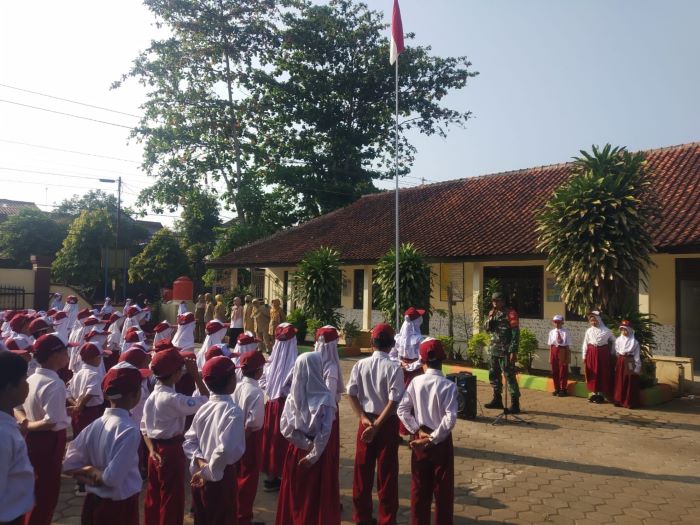 Babinsa Koramil Kajen Berikan Wawasan Kebangsaan di SDN 02 Gejlig