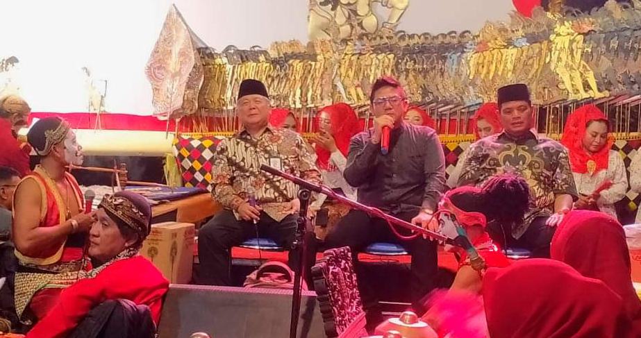 Ribuan Warga Sragi Ramaikan Sosialisasi CBPR Melalui Wayang 