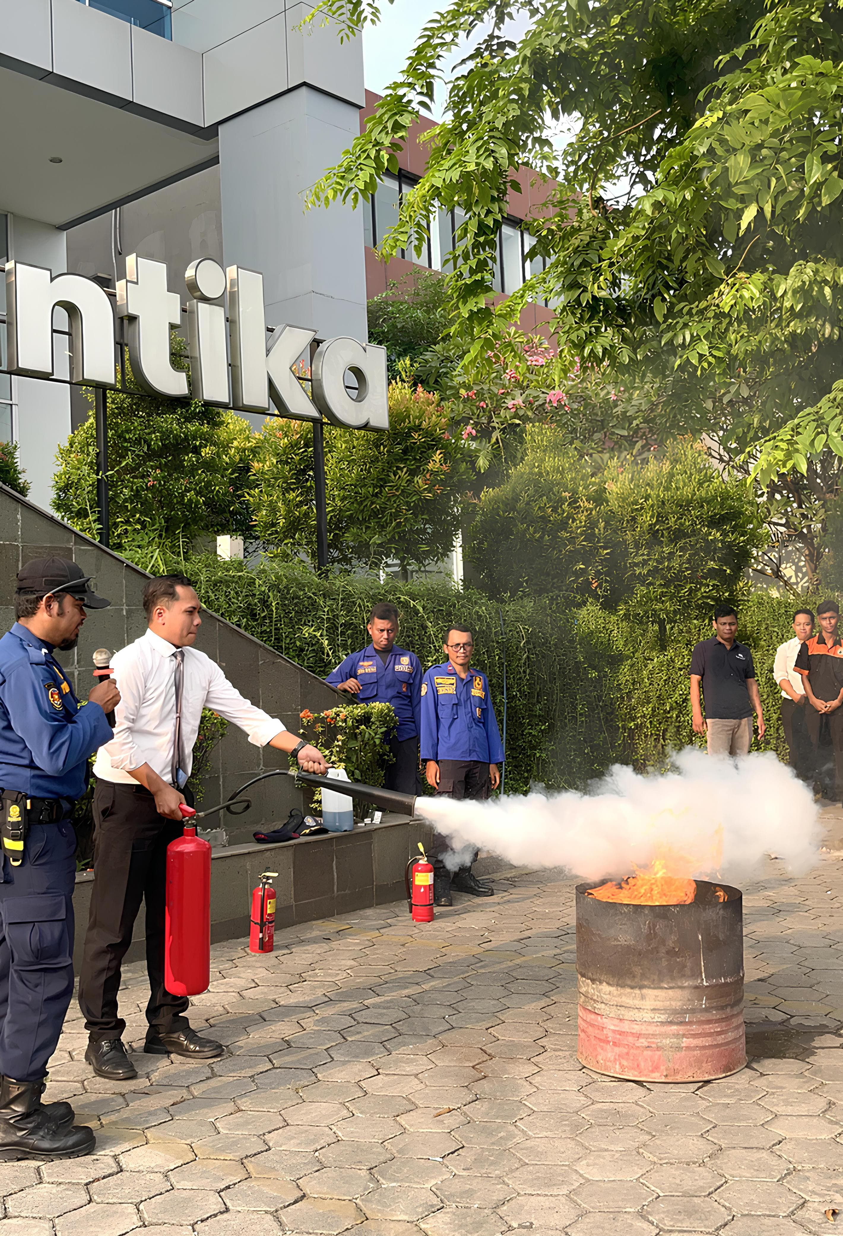 Safety First, Service Always: Hotel Santika Pekalongan Gelar Training Fire Drill Bersama Satpol P3KP