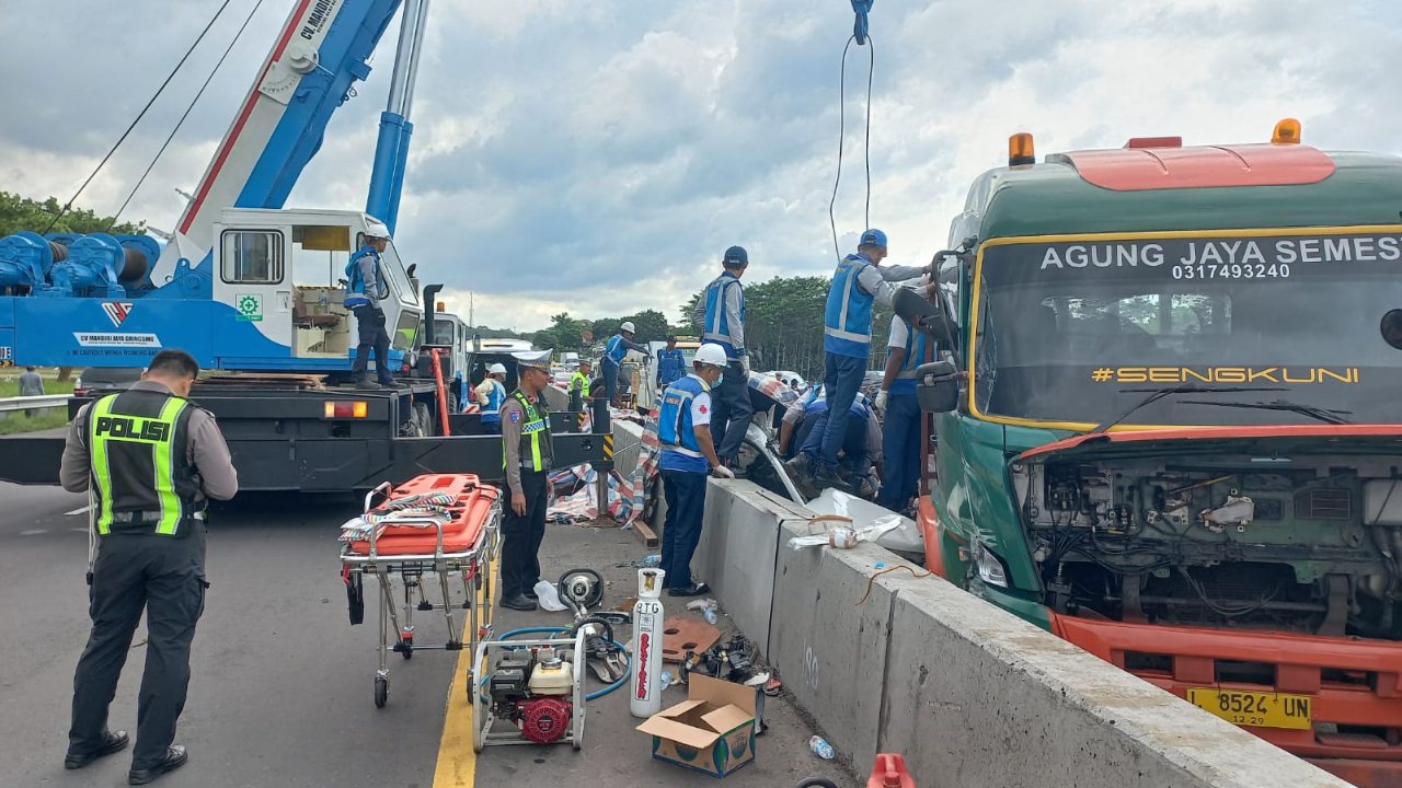 Kecelakaan Maut di Tol Batang-Semarang, 2 Mobil Tertimpa Besi Muatan Trailer, 1 Tewas di Lokasi