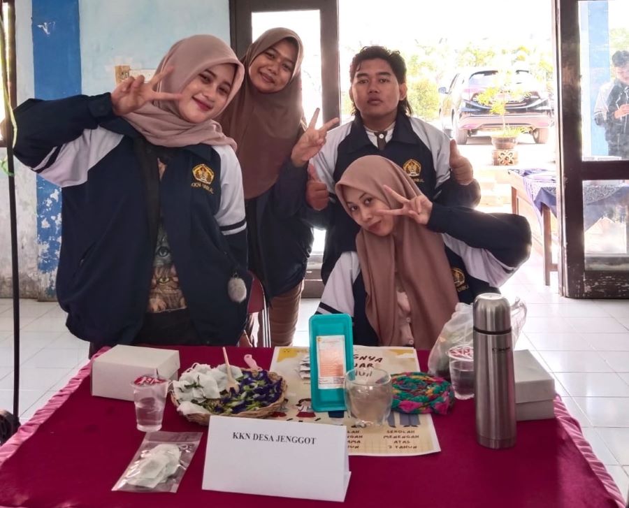 Mahasiswa KKN Unikal Tahun 2023 di Kelurahan Jenggot Pekalongan Buat Teh Celup Bunga Telang