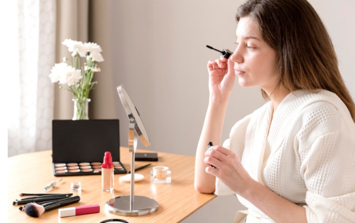 Kamu cari makeup yang murah terjangkau? Pas banget nih kamu bisa gunakan one brand makeup simple.