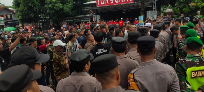 Massa Geruduk KPU Kabupaten Pekalongan, Pertanyakan Kasus Viral Catut Nama KPU di Ambokembang