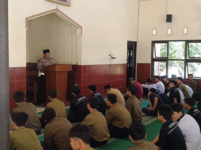 Polisi Sosialisasi Tertib Lalu Lintas ke Jamaah Shalat Jumat di Masjid Al Ikhsan SMK Muhammadiyah Karanganyar