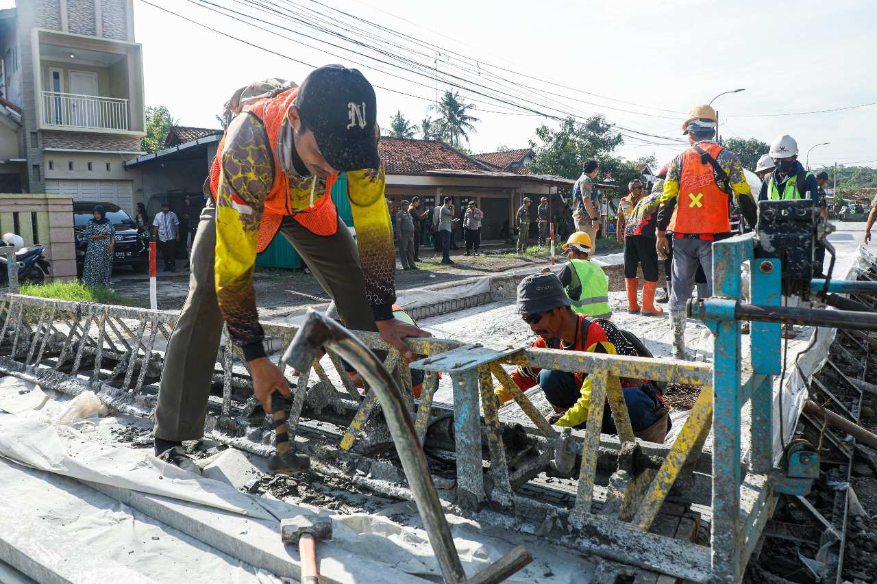 REFLEKSI INFRASTRUKTUR JATENG 2025: Dulu Retak Bergelombang, Kini Jalan Mulus Terbentang