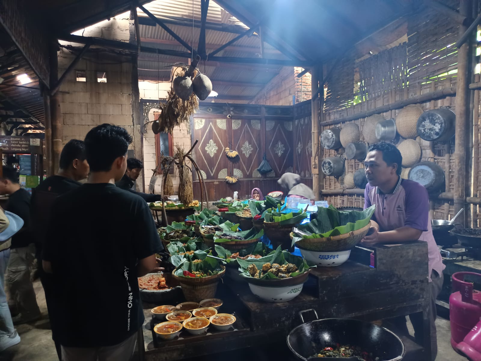 Sajikan Masakan Ala Rumah dengan Konsep Dapur Jadul, Pawone Simbah Batang Masih Jadi Favorit Wisatawan Batang