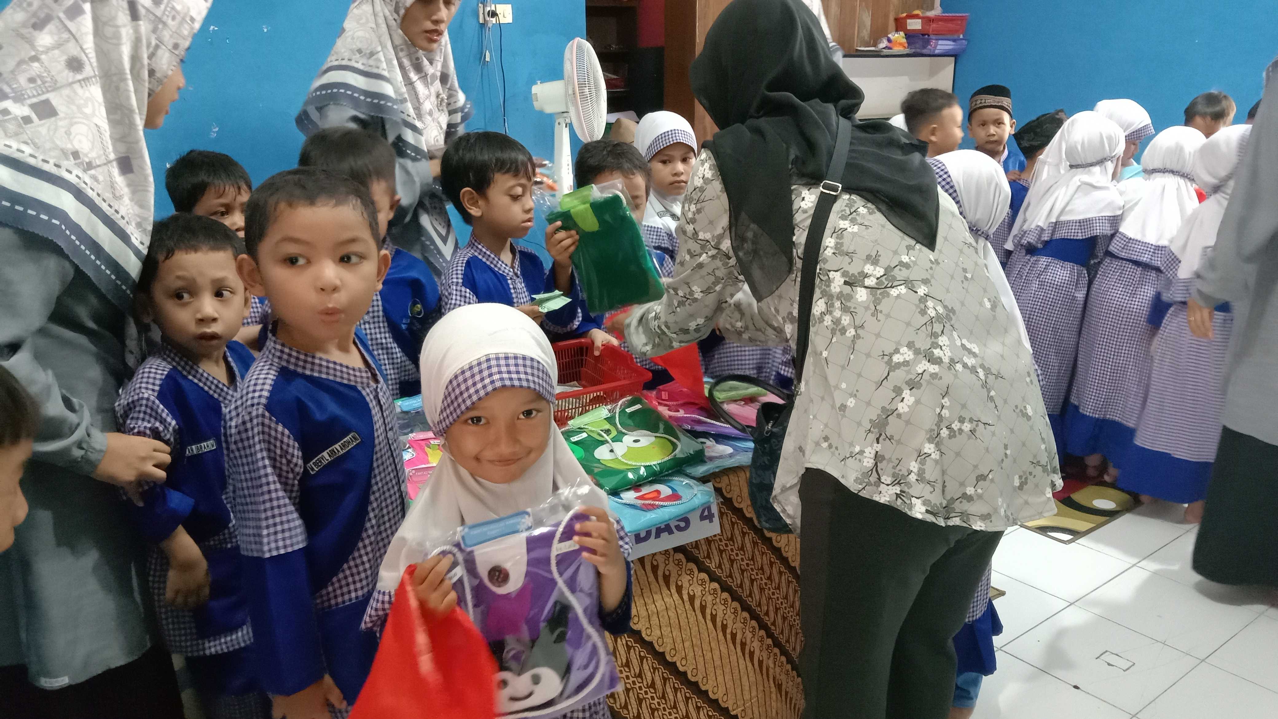 Ajarkan Berwirausaha Sejak Dini, PAUD Terpadu Annisa Pekajangan Gelar Fantasi Bazar Annisa 