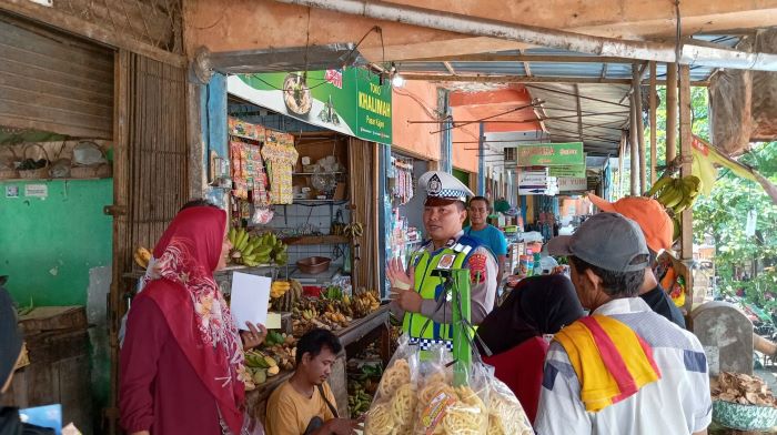 Satlantas Polres Pekalongan Blusukan di Pasar Kajen, Kampanyekan Etika Berkendara