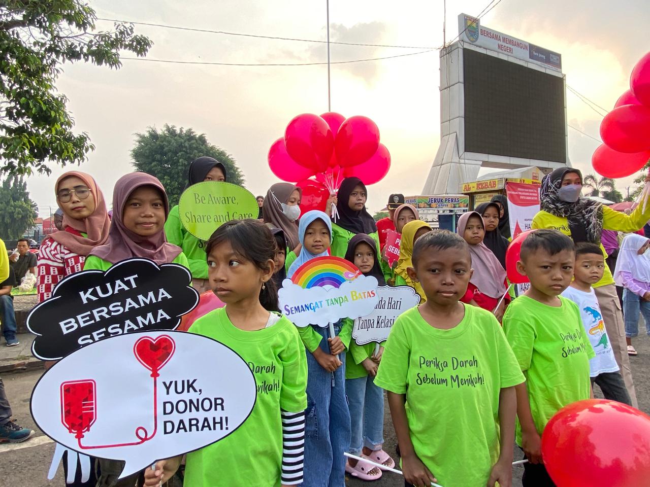 Bagi-bagi Balon Merah, POPTI Batang Ajak Masyarakat Lebih Peduli Penyakit Talasemia 