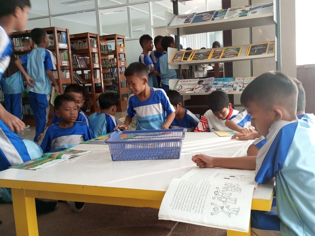 Di Peringatan Hari Anak, Siswa SDN Proyonanggan 03 Dikenalkan Literasi