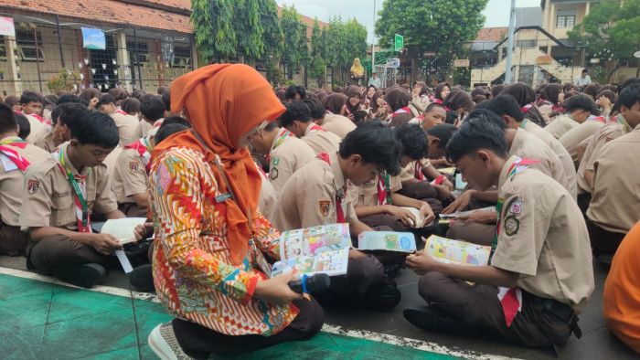 Hidupkan Budaya Literasi, Guru dan Pelajar SMAN 1 Wiradesa Baca Buku Bersama