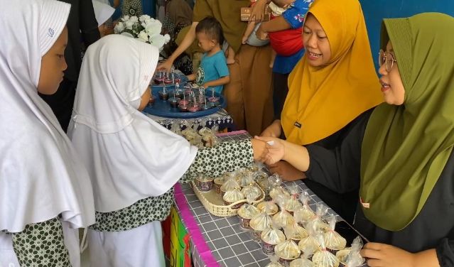 Cegah Stunting dan Pola Hidup Sehat, TK Muslimat NU Masyitoh 15 Sokorejo Gelar Pasar Jajan 