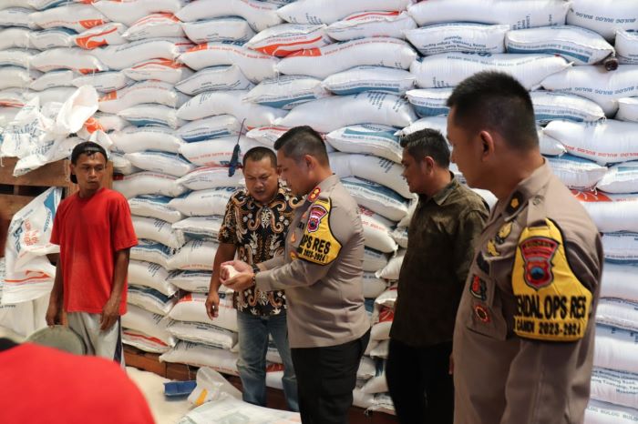 Pastikan Ketersediaan Beras, Kapolres Pekalongan Cek Stok Beras di Gudang Bulog Wiradesa