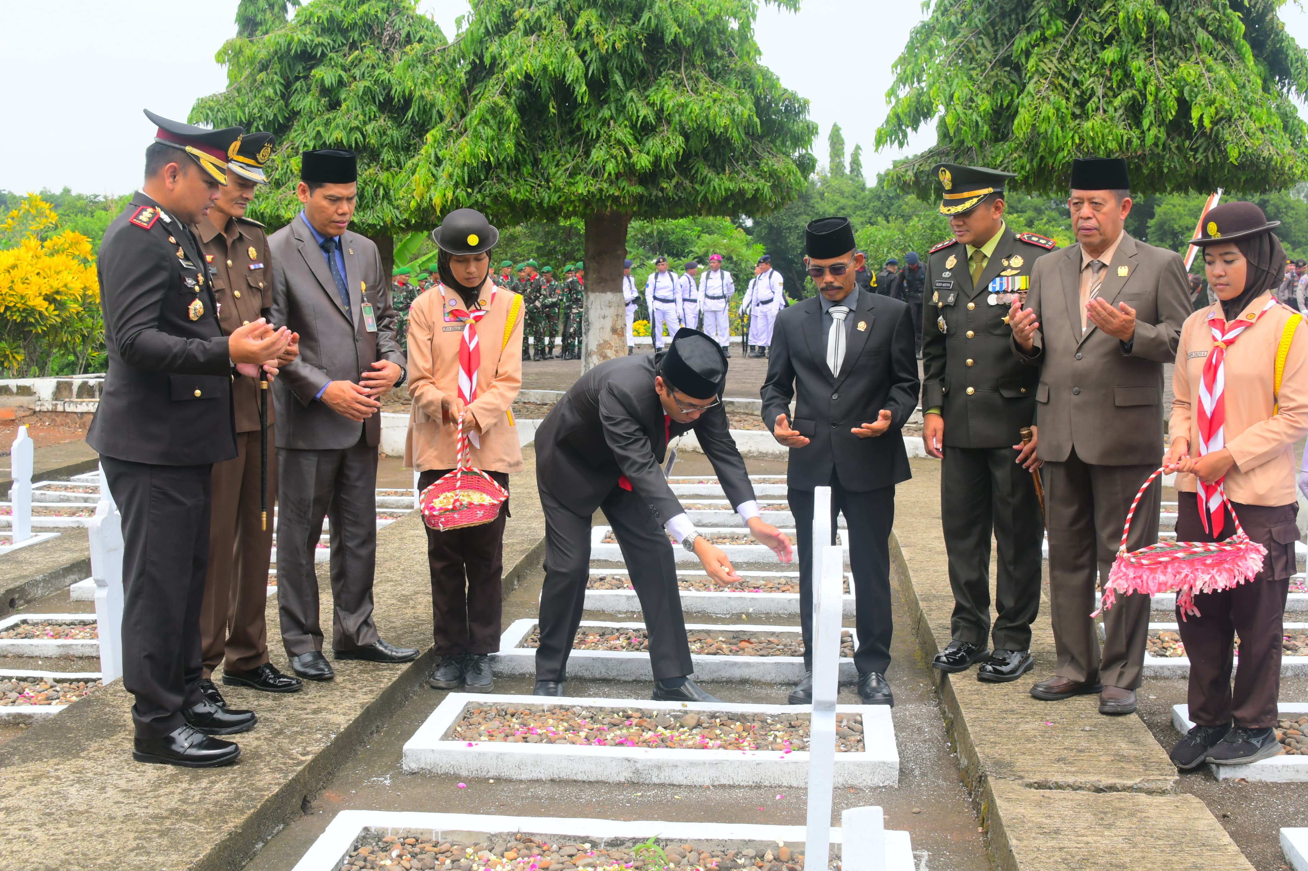 Pemkab Pekalongan Gelar Upacara dan Tabur Bunga Peringati Hari Pahlawan, Ini Harapan Pjs Bupati Pekalongan