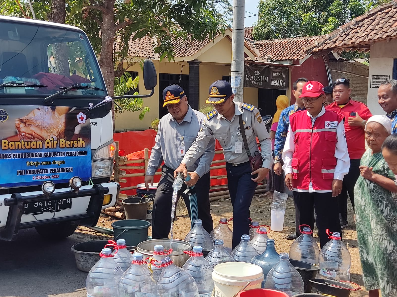 Dinas Perhubungan dan PMI Kabupaten Pekalongan Salurkan Bantuan Air Bersih di 3 Desa