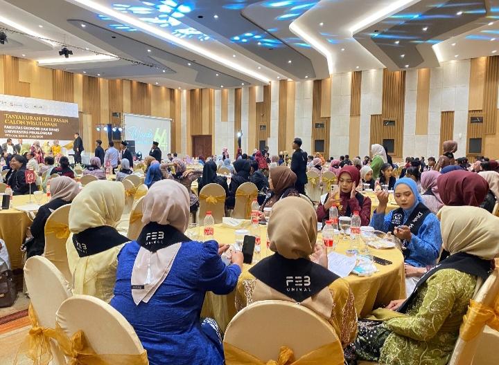 Lepas 149 Wisudawan, Dekan FEB Unikal Tekankan Pentingnya Mental dan Soft Skill di Era AI
