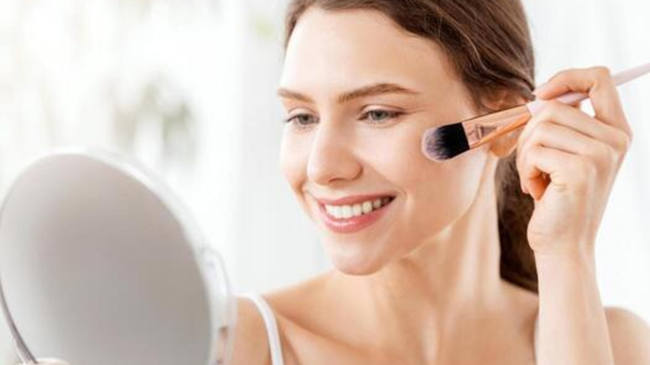 4 Bedak Lokal untuk Usia 40 Tahun Keatas yang Tahan Lama dan Samarkan Flek Hitam