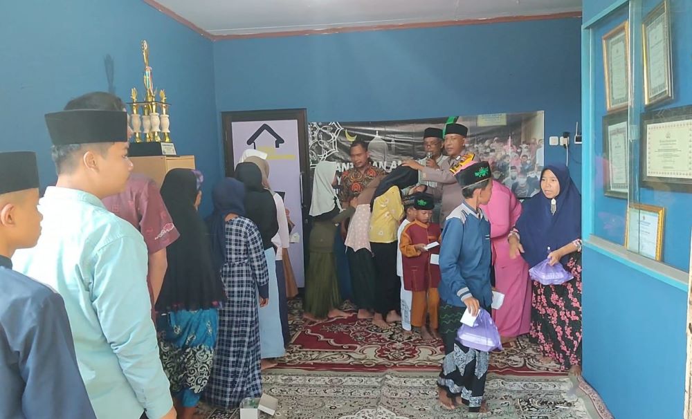 Raih Berkah di Bulan Muharam, Bhabinkamtibmas Polsek Kandangserang Santuni 75 Anak Yatim