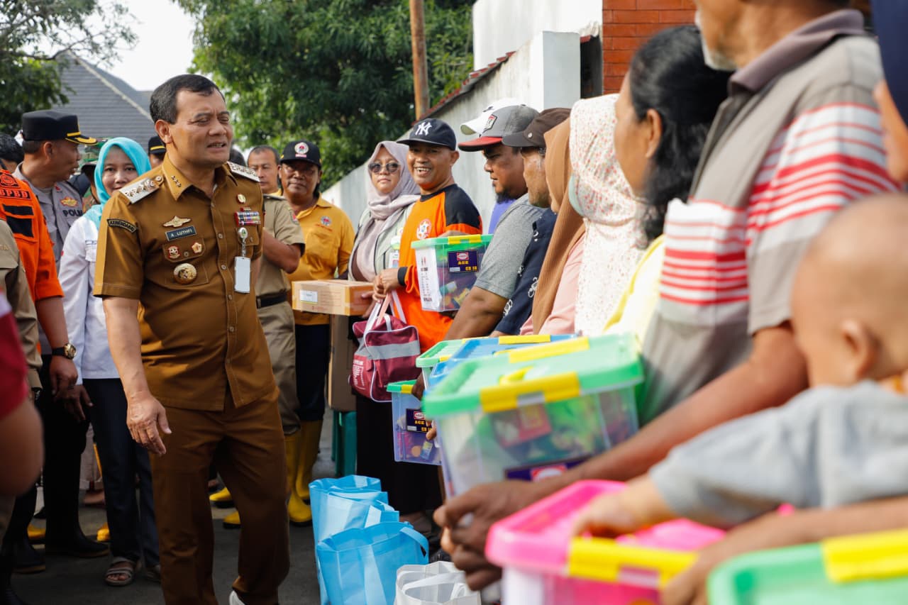 Tinjau Korban Banjir, Gubernur Ahmad Luthfi Pastikan Bantuan Tepat Sasaran