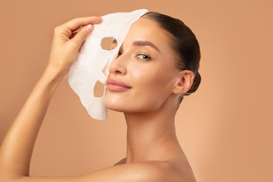 4 Merk Sheet Mask Collagen yang Bagus untuk Usia 40 Tahun Ke Atas, Bikin Wajah Awet Muda!