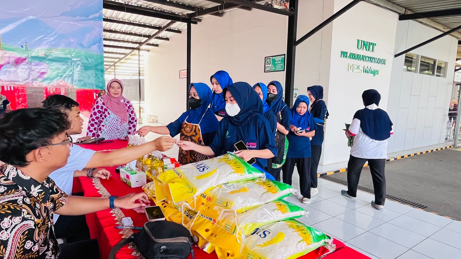 Gerakan Pangan Murah di PT MPS, Karyawan Senyum Lega Dapat Sembako Murah