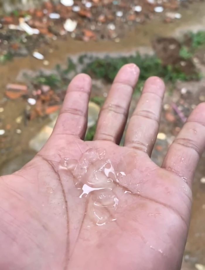 Hujan Es Disertai Angin Guyur Paninggaran