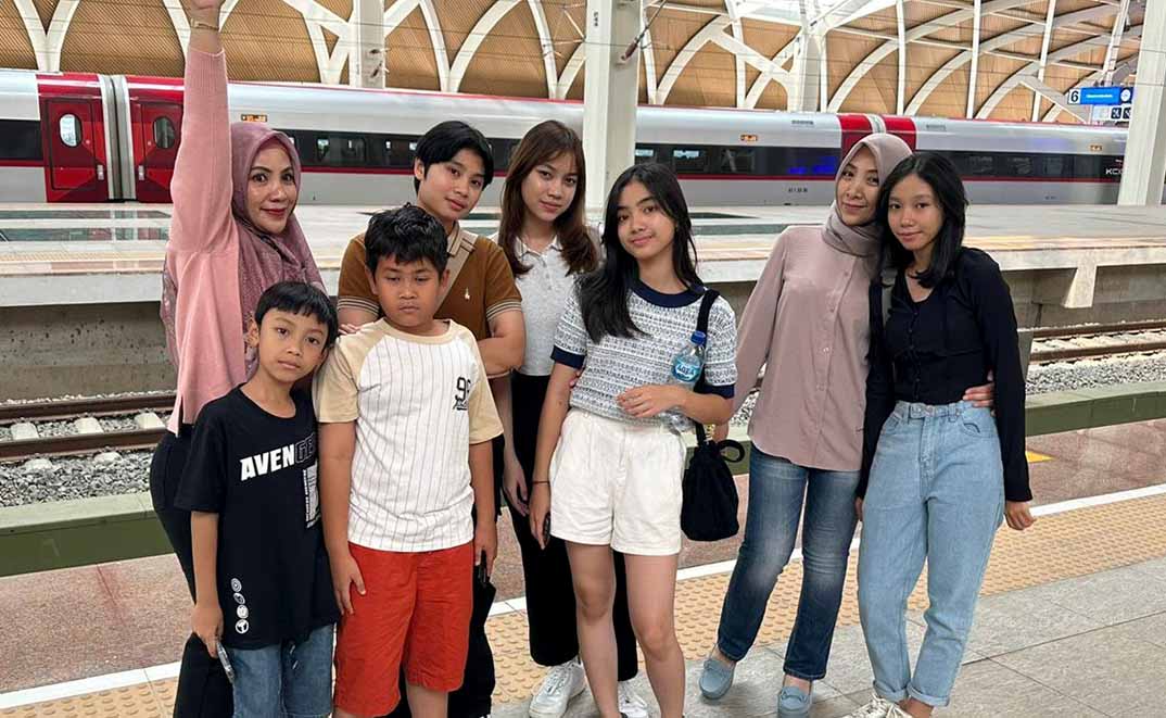 9 Orang Warga Pekalongan Tertinggal Kereta Api Cepat Whoosh di Stasiun Padalarang