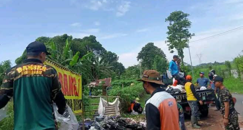PAC GP Ansor Sragi Adakan Aksi Bersih-bersih TPS Liar di Bawah Jembatan Tol Sragi