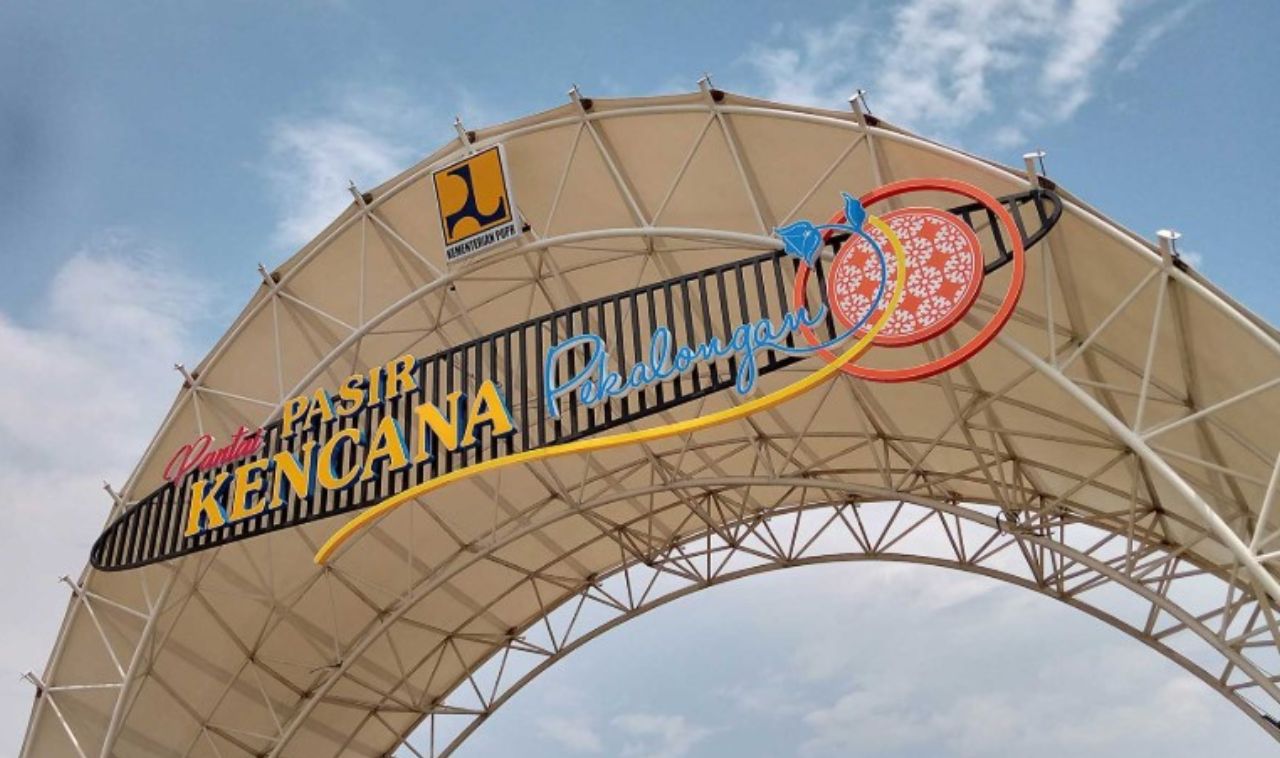 7 Daya Tarik Wisata Pantai Pasir Kencana yang Wajib Kamu Jelajahi Jika Liburan di Pekalongan!