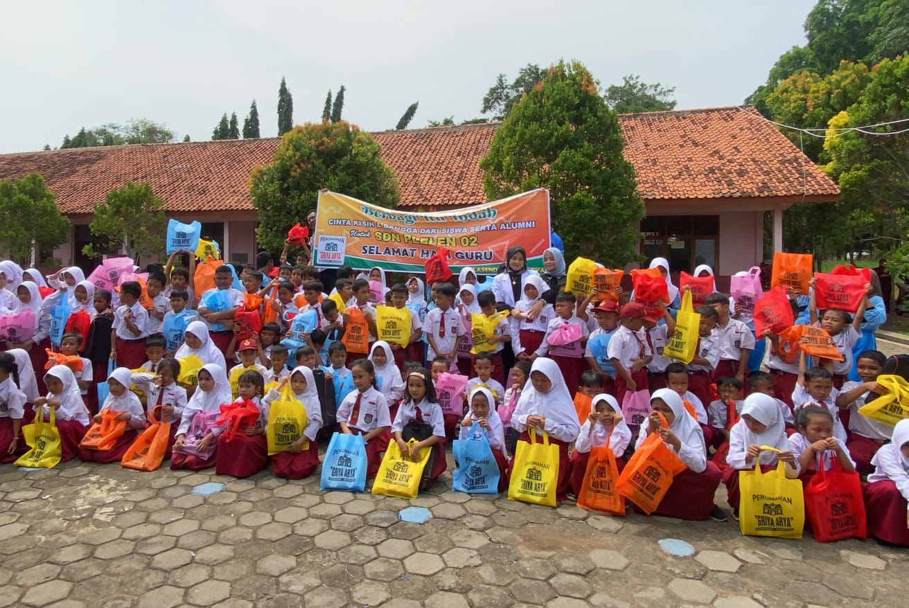 Peringati Hari Guru, Murid SDN Plelen 02 Gringsing Batang Malah Dapat Alat Tulis Gratis