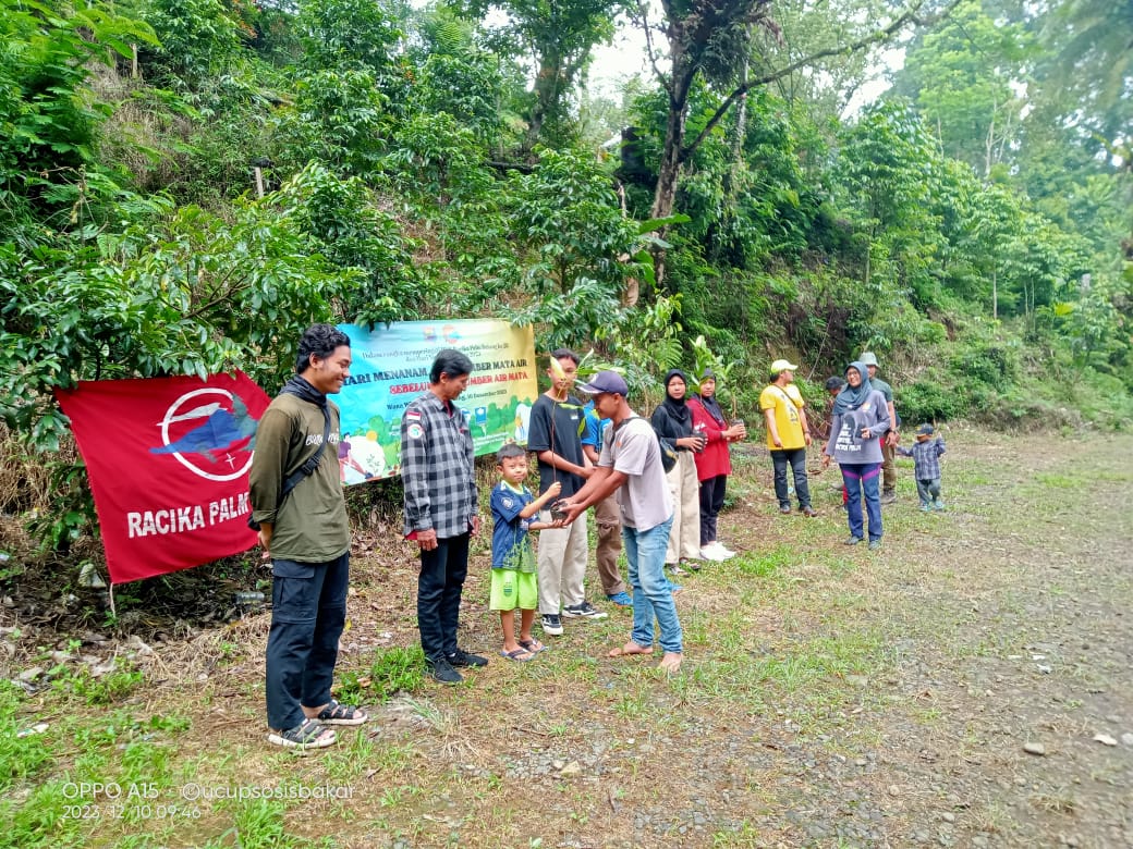 Jaga Eksistensi Owa Jawa, Racika Palm Tanam Ribuan Bibit Pohon Buah di Area Curug Genting 