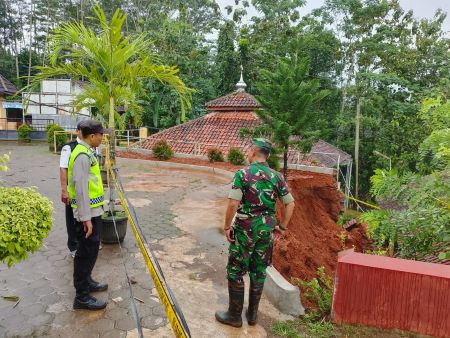 Longsor Hantam SMPN 1 Talun, Pilar Perpustakaan Rusak