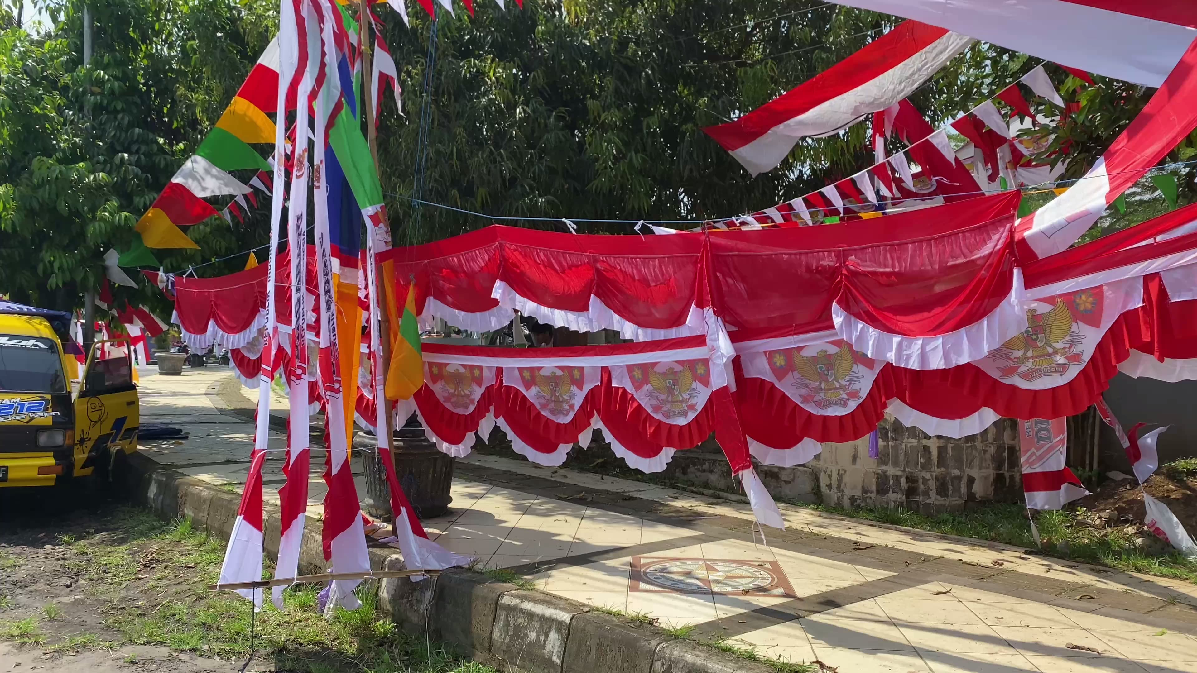 Pedagang Atribut Kemerdekaan Padati Pusat Kota Kajen Jelang 17 Agustus