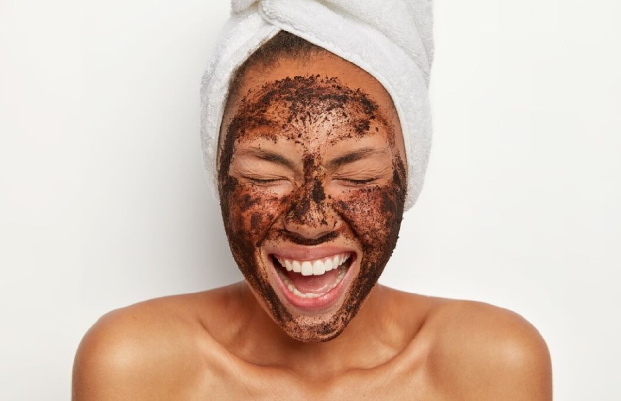 Memperlambat Penuaan! 5 Manfaat Pakai Masker Kopi Secara Rutin 